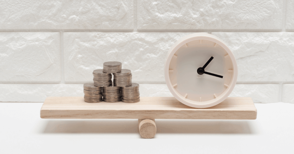 親知らず抜歯にかかる時間と費用をイメージした、時計とコインの写真