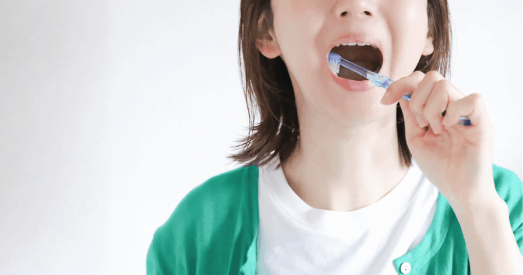 親知らず抜歯後の歯磨きや口腔ケアを行う女性のイメージ