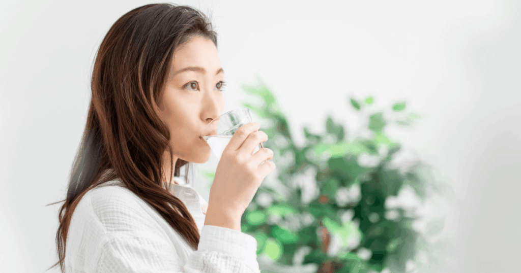 親知らずが腫れた際にうがいなどで応急対処を行うイメージ