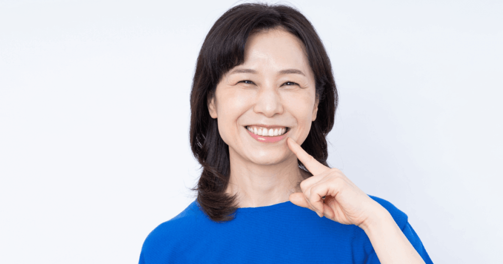 親知らずの腫れを繰り返さないためのケアをイメージする女性の写真