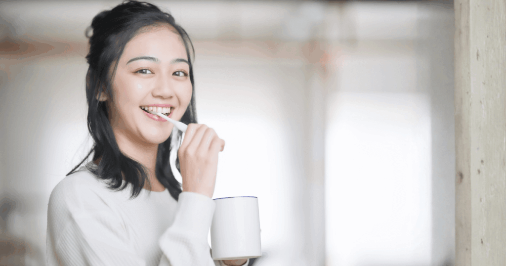 親知らずの腫れを防ぐために歯みがきでケアを行う女性のイメージ