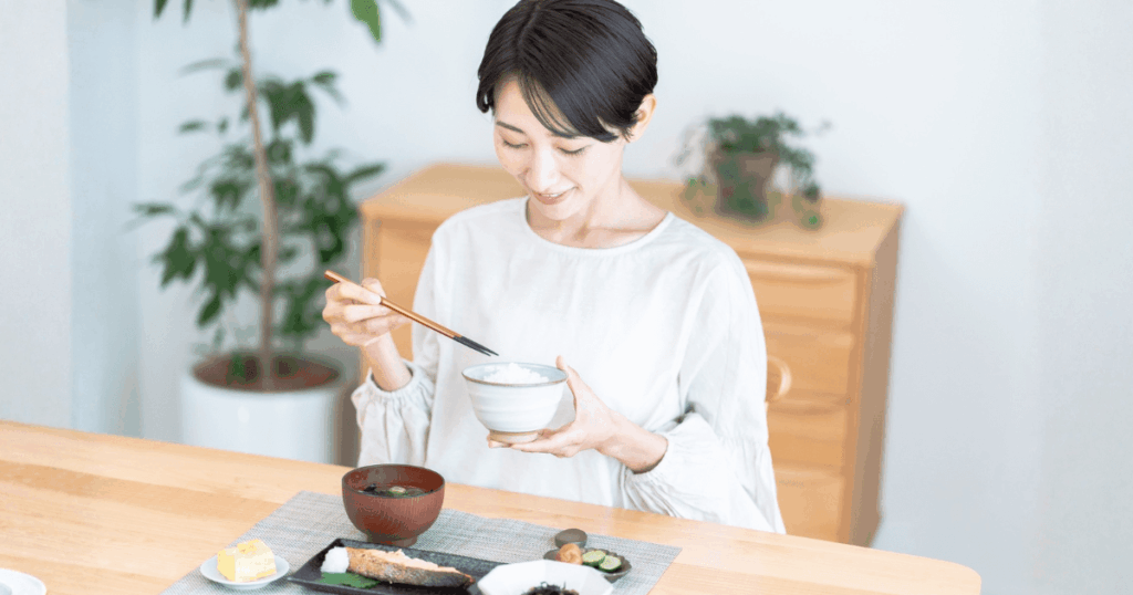 親知らず抜歯後に食事のポイントを意識しながら食べるイメージ