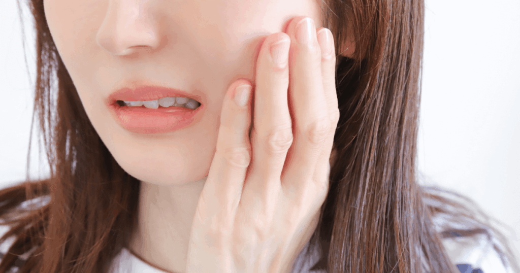 親知らず抜歯後の痛みや異常症状に注意するイメージ