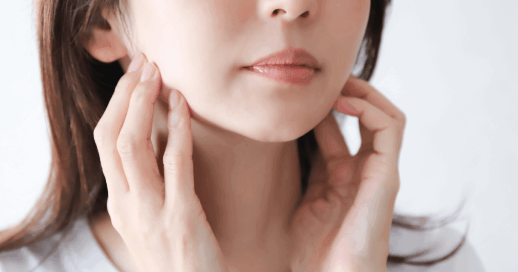 親知らず抜歯後に受診が必要な腫れや症状の目安を示すイメージ