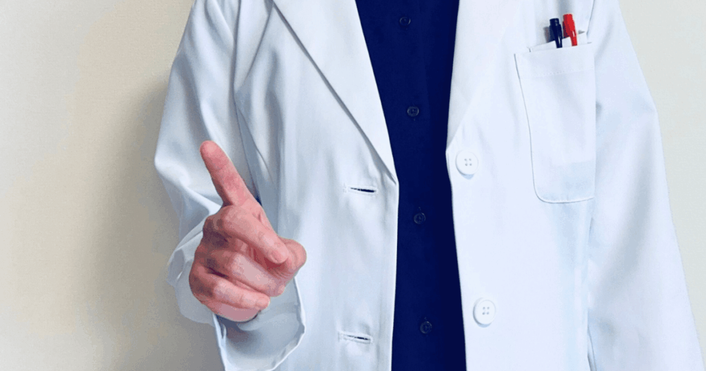 親知らずの自己判断に注意を呼びかける歯科医師
