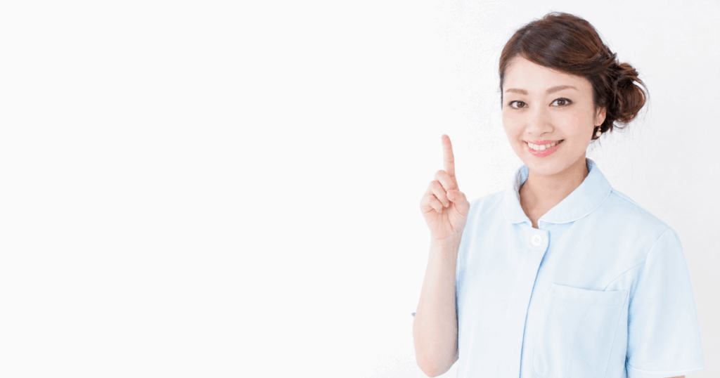 親知らずのセルフケアや定期検診について説明する歯科医師