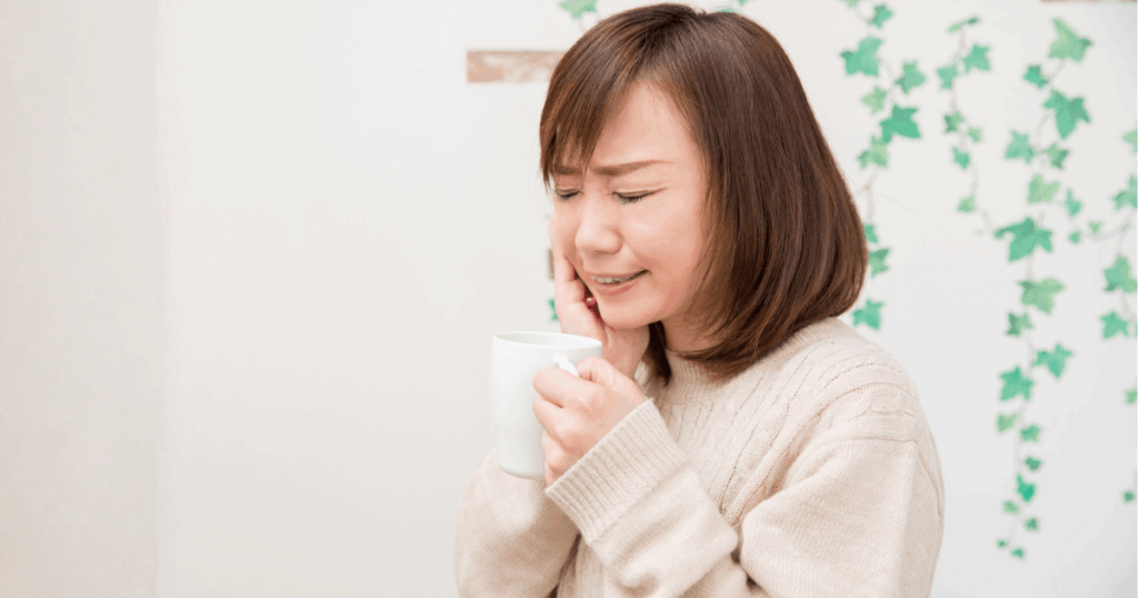 親知らずの痛みをやわらげるために口腔ケアを行う様子