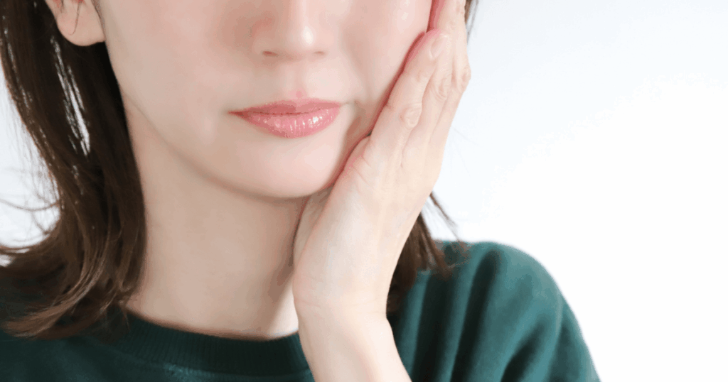 まっすぐ生えた親知らずの状態を確認する歯科医師