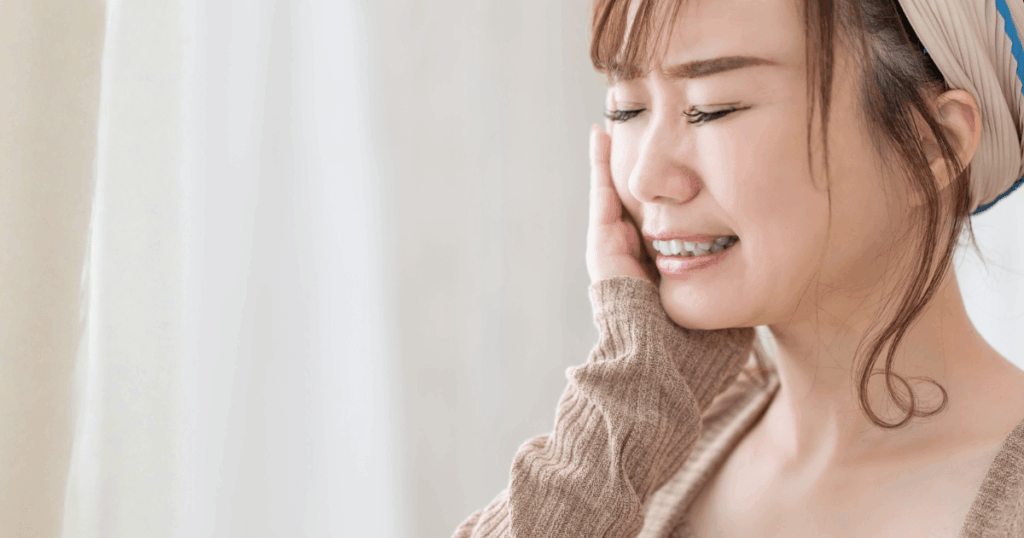 親知らずの放置によるリスクを説明する歯科医師