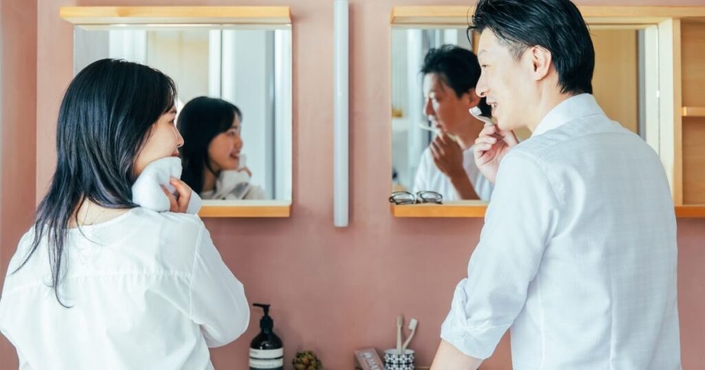 歯磨きをする男女